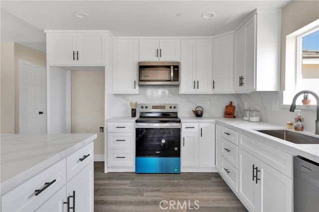 8698 Oakwood Avenue, Hesperia, CA 92345