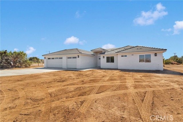 8698 Oakwood Avenue, Hesperia, CA 92345