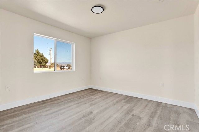 8698 Oakwood Avenue, Hesperia, CA 92345