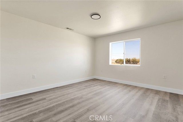 8698 Oakwood Avenue, Hesperia, CA 92345