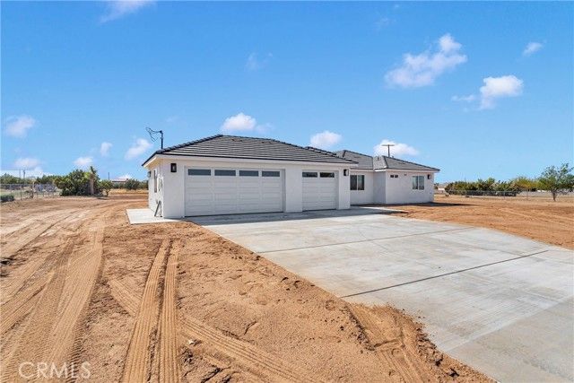 8698 Oakwood Avenue, Hesperia, CA 92345