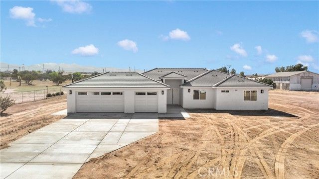 8698 Oakwood Avenue, Hesperia, CA 92345