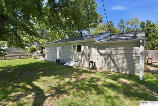 7304 LaVista Drive, La Vista, NE 68128