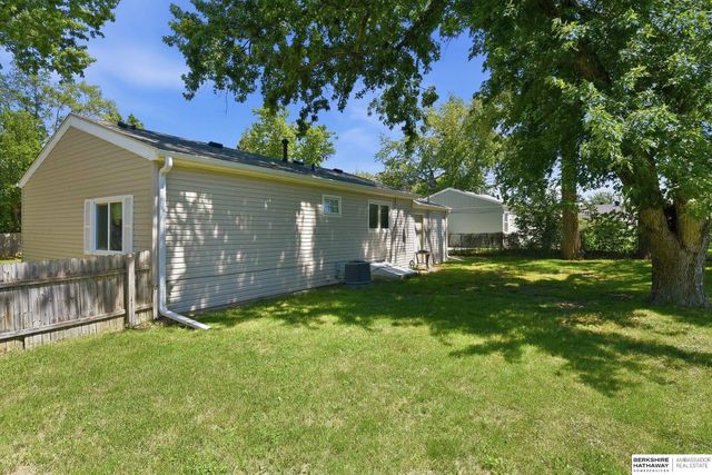 7304 LaVista Drive, La Vista, NE 68128
