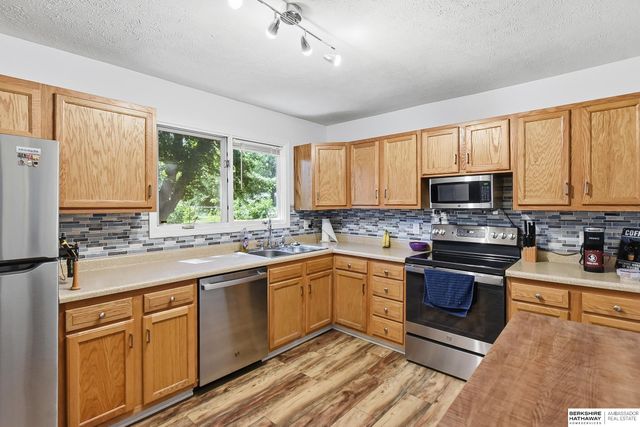 7304 LaVista Drive, La Vista, NE 68128
