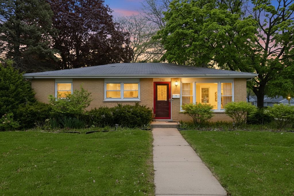 1 N EDWARD Street, Mount Prospect, IL 60056