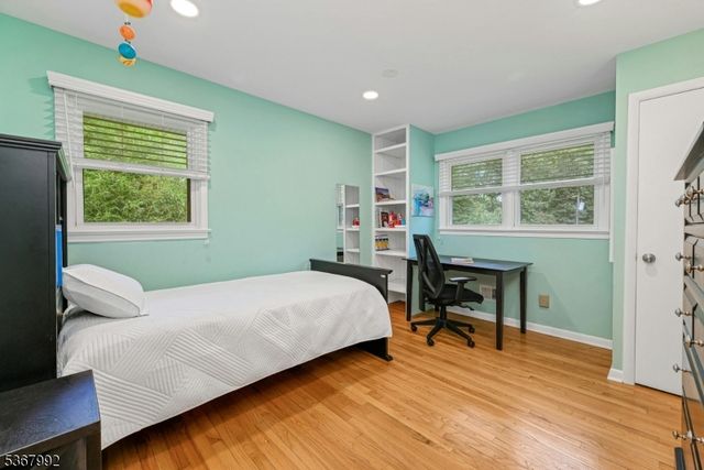 6 Holiday Dr, Morris Plains Boro, NJ 07950
