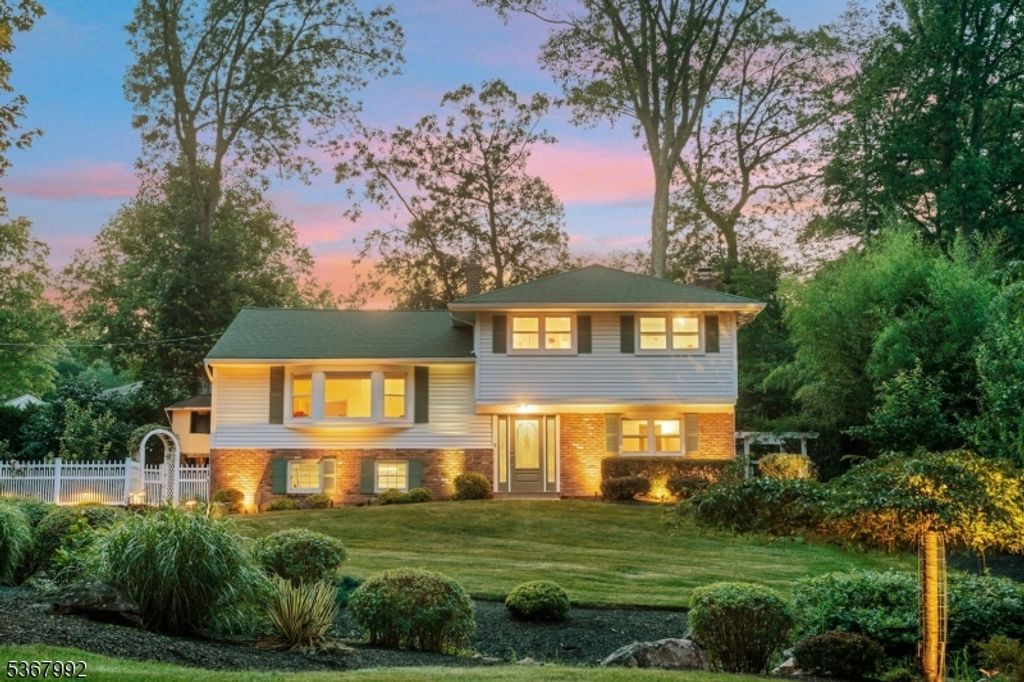 6 Holiday Dr, Morris Plains Boro, NJ 07950
