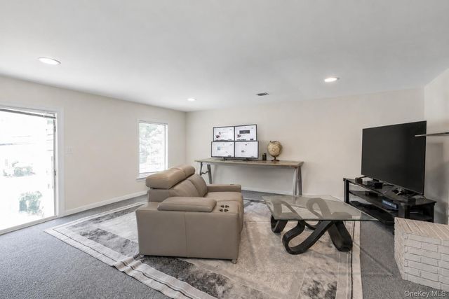 93 Oxford Boulevard, Great Neck, NY 11023