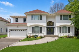 93 Oxford Boulevard, Great Neck, NY 11023
