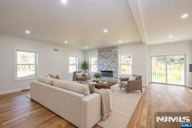 6 Ruby Court, Hamburg, NJ 07419