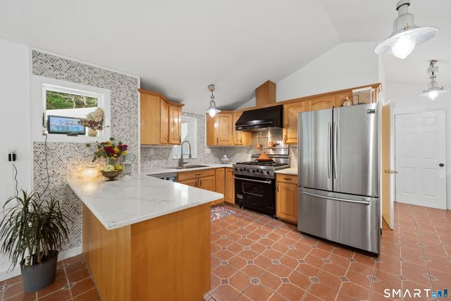 850 Litchfield Turnpike, Bethany, CT 06524