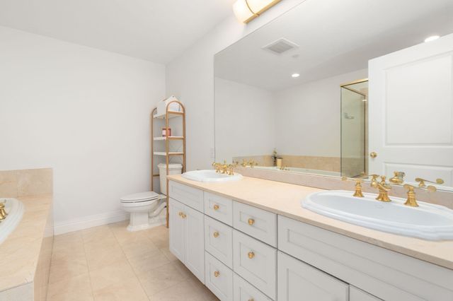 630 Hammond St 104, Brookline, MA 02467