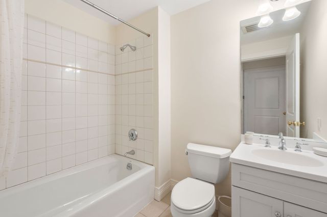 630 Hammond St 104, Brookline, MA 02467