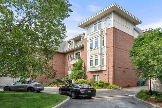 630 Hammond St 104, Brookline, MA 02467