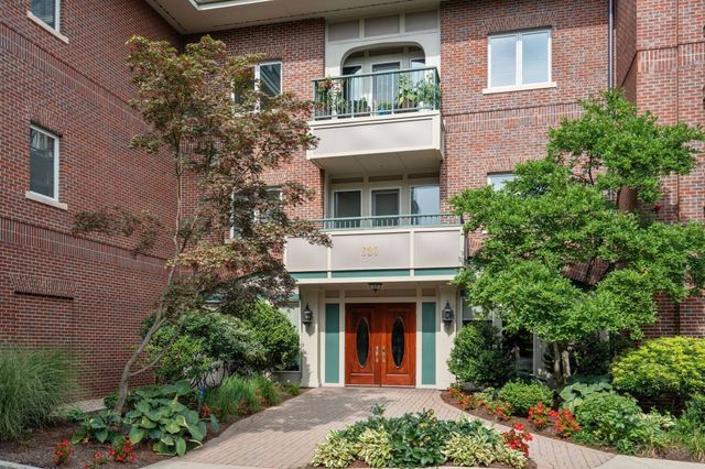 630 Hammond St 104, Brookline, MA 02467
