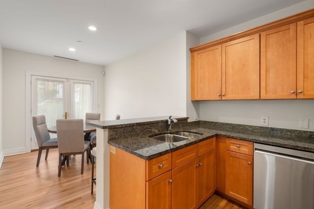 630 Hammond St 104, Brookline, MA 02467