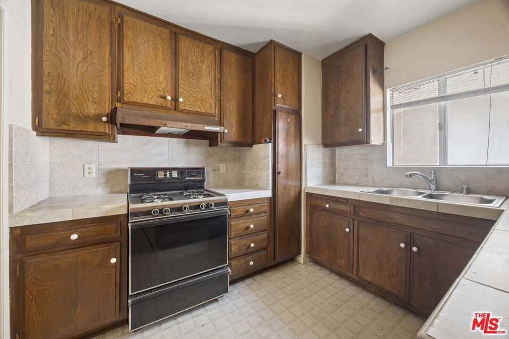 10445 Eastborne Avenue 203, Los Angeles, CA 90024 — photo 2