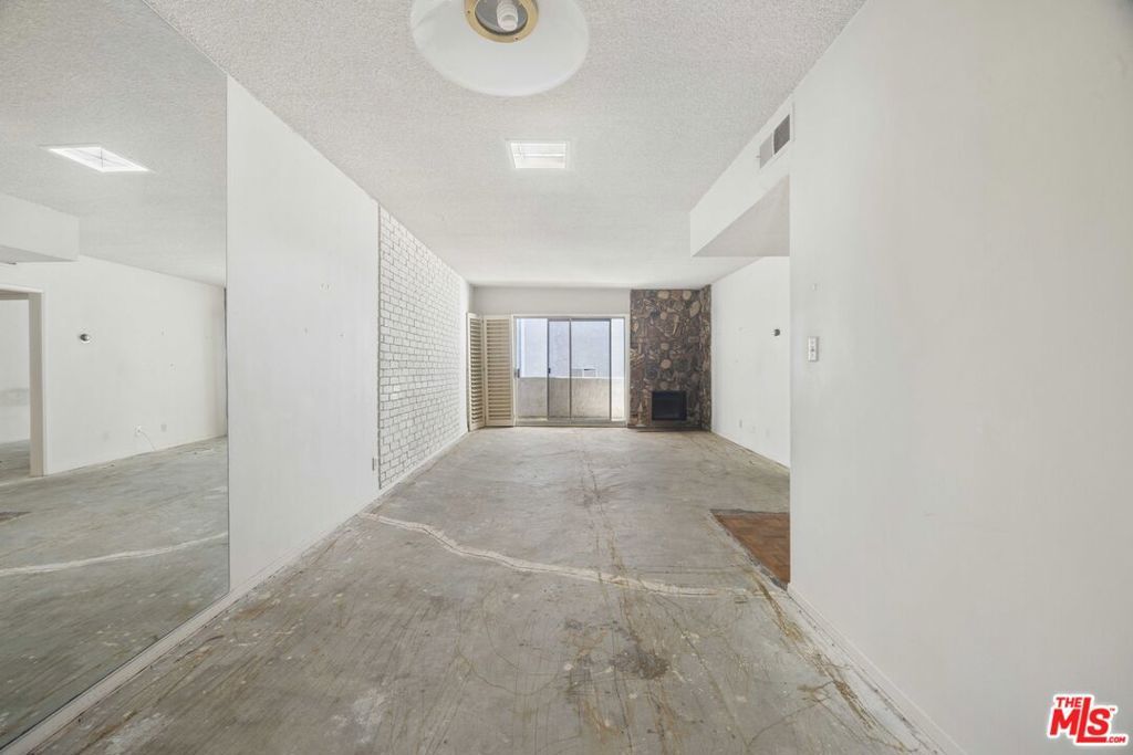 10445 Eastborne Avenue 203, Los Angeles, CA 90024 — photo 3