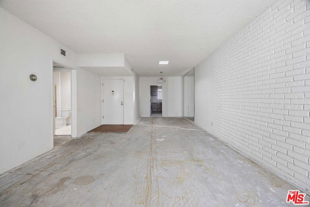 10445 Eastborne Avenue 203, Los Angeles, CA 90024 — photo 4