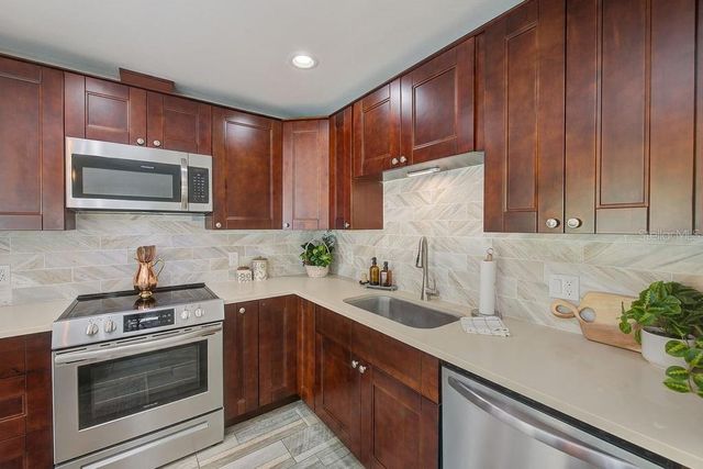 2589 SUNNY BREEZE AVENUE B, Largo, FL 33770