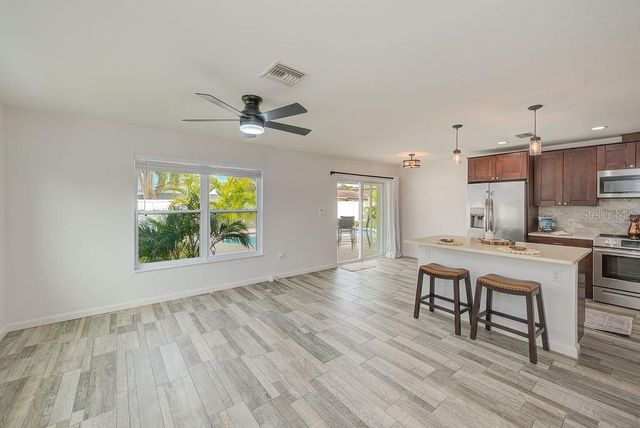 2589 SUNNY BREEZE AVENUE B, Largo, FL 33770