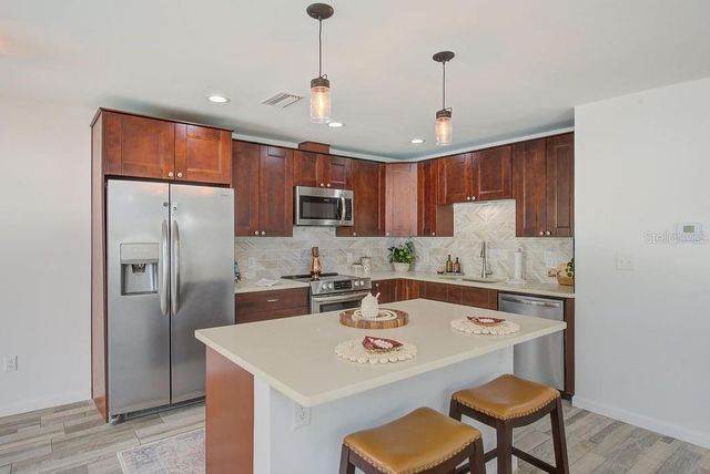 2589 SUNNY BREEZE AVENUE B, Largo, FL 33770