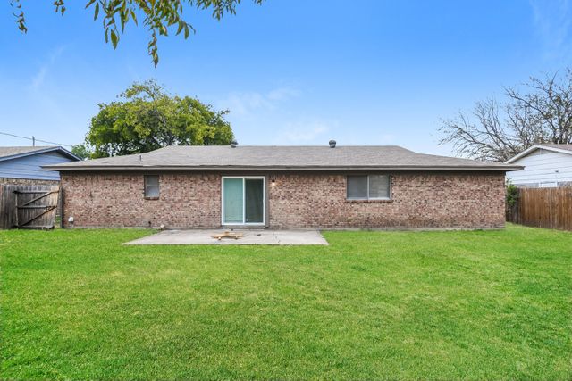 918 Kerry Street, Benbrook, TX 76126
