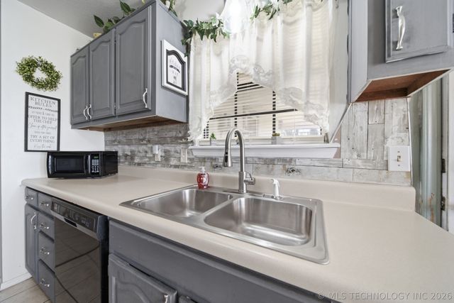 17787 S Santa Fe Street, Mounds, OK 74047
