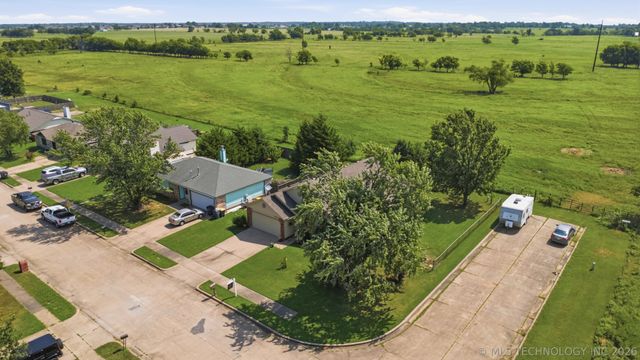 17787 S Santa Fe Street, Mounds, OK 74047