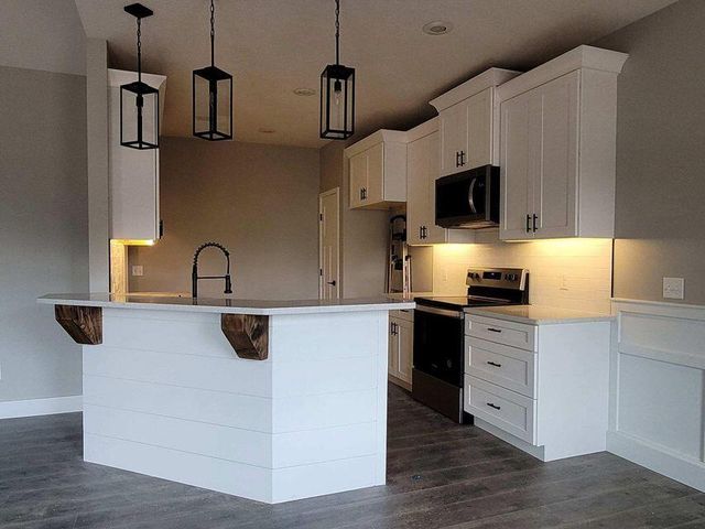 605 N Acacia Avenue, Clever, MO 65631