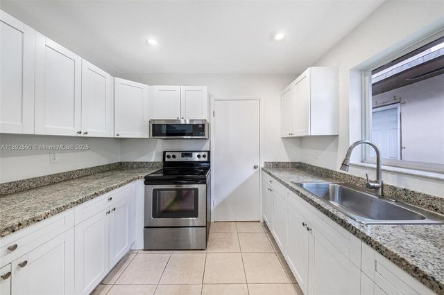 1283 W 42nd St, Hialeah, FL 33012