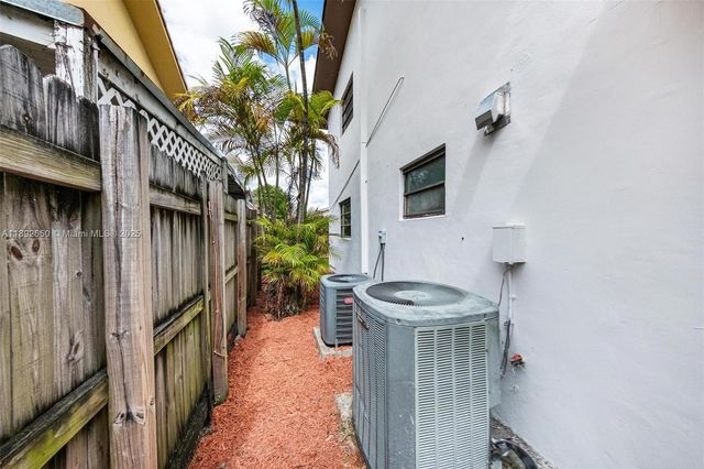 1283 W 42nd St, Hialeah, FL 33012