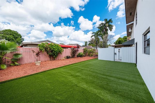 1283 W 42nd St, Hialeah, FL 33012