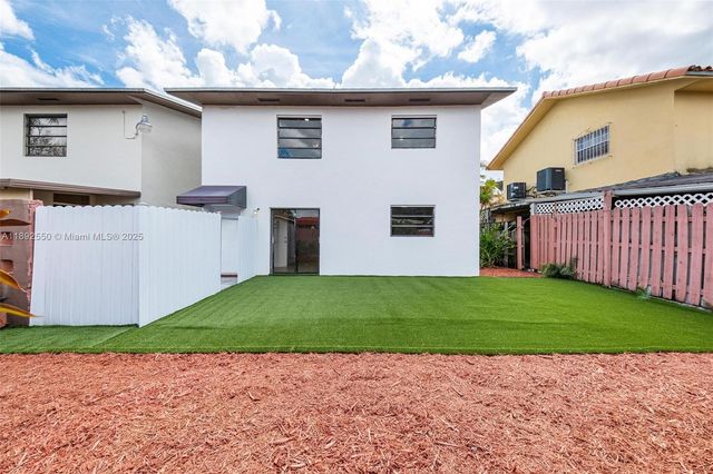 1283 W 42nd St, Hialeah, FL 33012