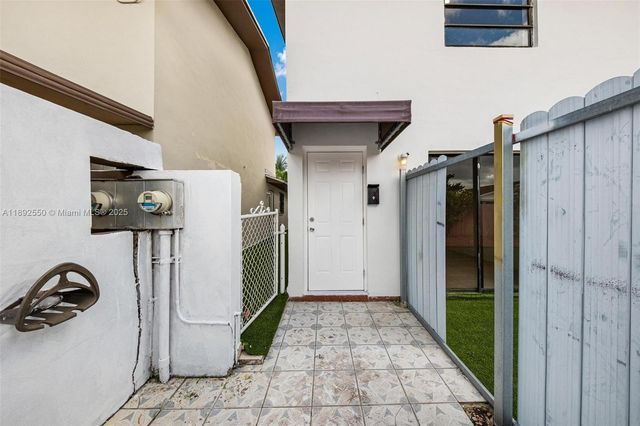 1283 W 42nd St, Hialeah, FL 33012