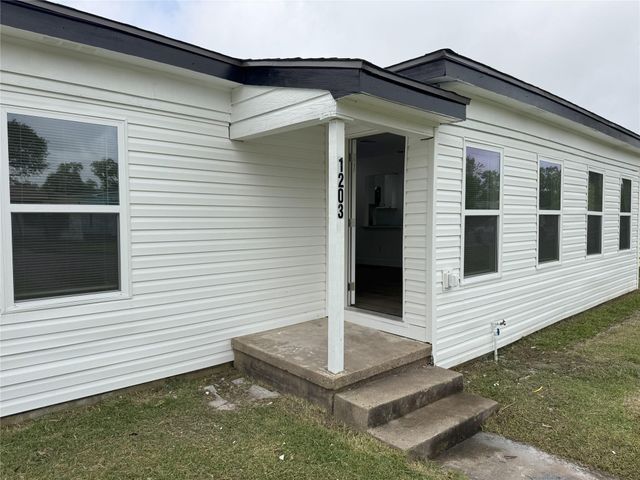 1203 W 6th Street, Freeport, TX 77541