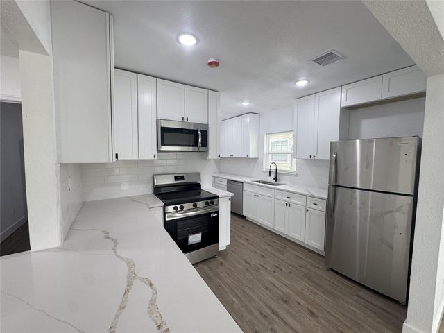 1203 W 6th Street, Freeport, TX 77541