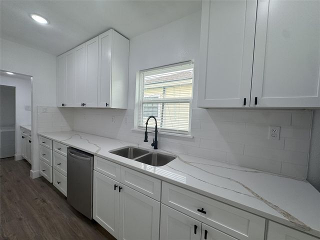 1203 W 6th Street, Freeport, TX 77541