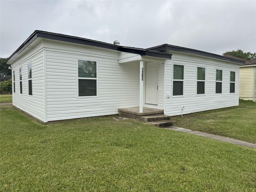 1203 W 6th Street, Freeport, TX 77541
