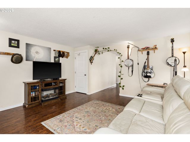 147 E 8TH St, Lafayette, OR 97127