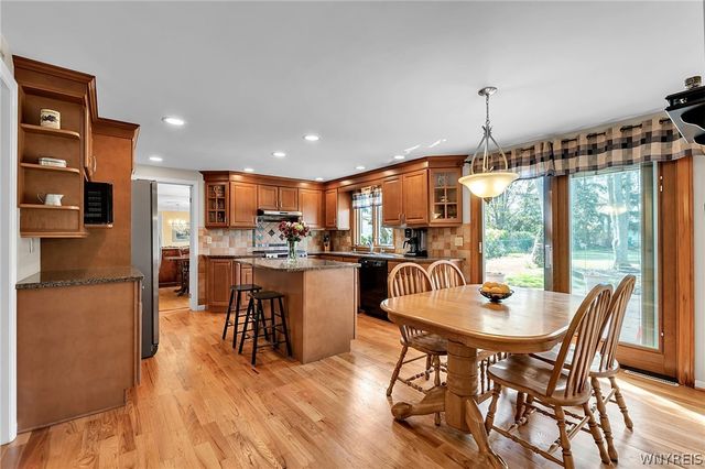 27 Cheshire Lane, Amherst, NY 14051