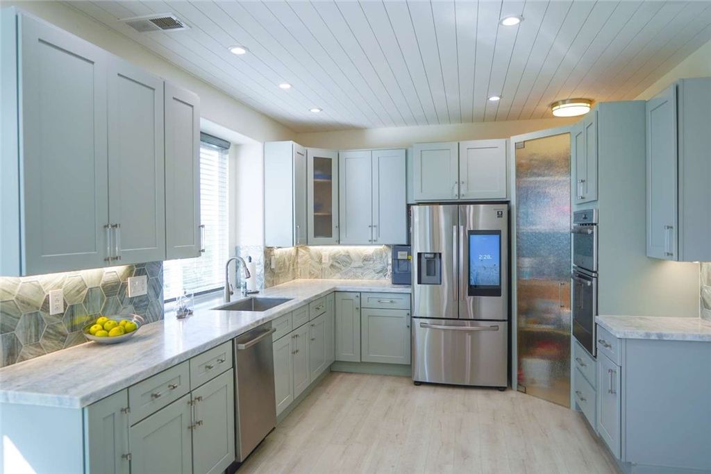 Image 12 of property listing at 601 Marazon Lane, Vista, CA 92081