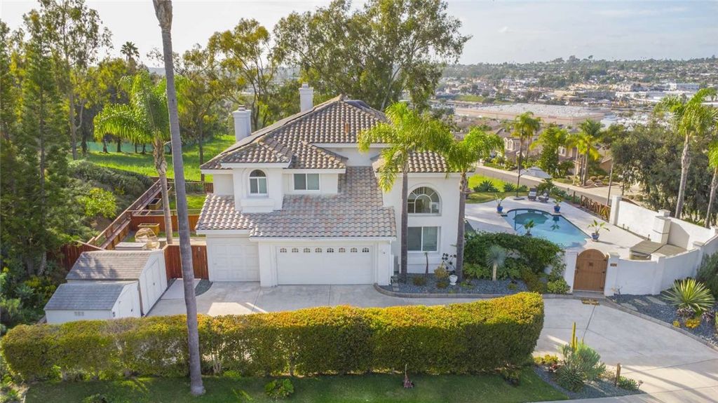 Image 2 of property listing at 601 Marazon Lane, Vista, CA 92081