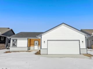 752 N Wakefield Ave, Valley Center, KS 67147