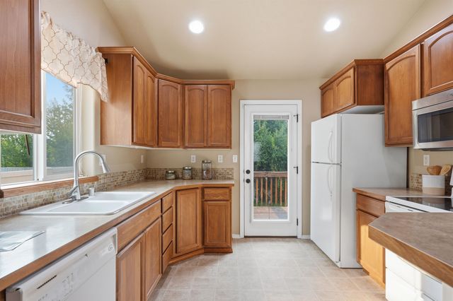 17509 E Nora Ln, Greenacres, WA 99016
