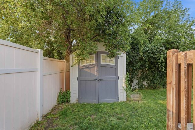 17509 E Nora Ln, Greenacres, WA 99016
