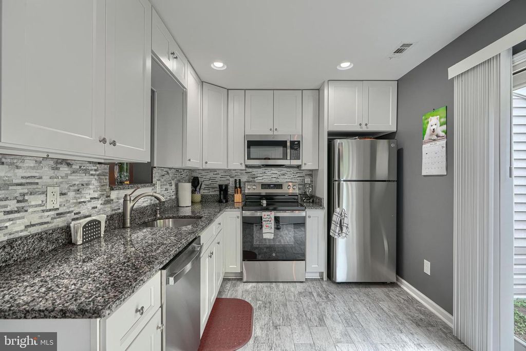 Image 10 of property listing at 13 UTE CT, Middle River, MD 21220