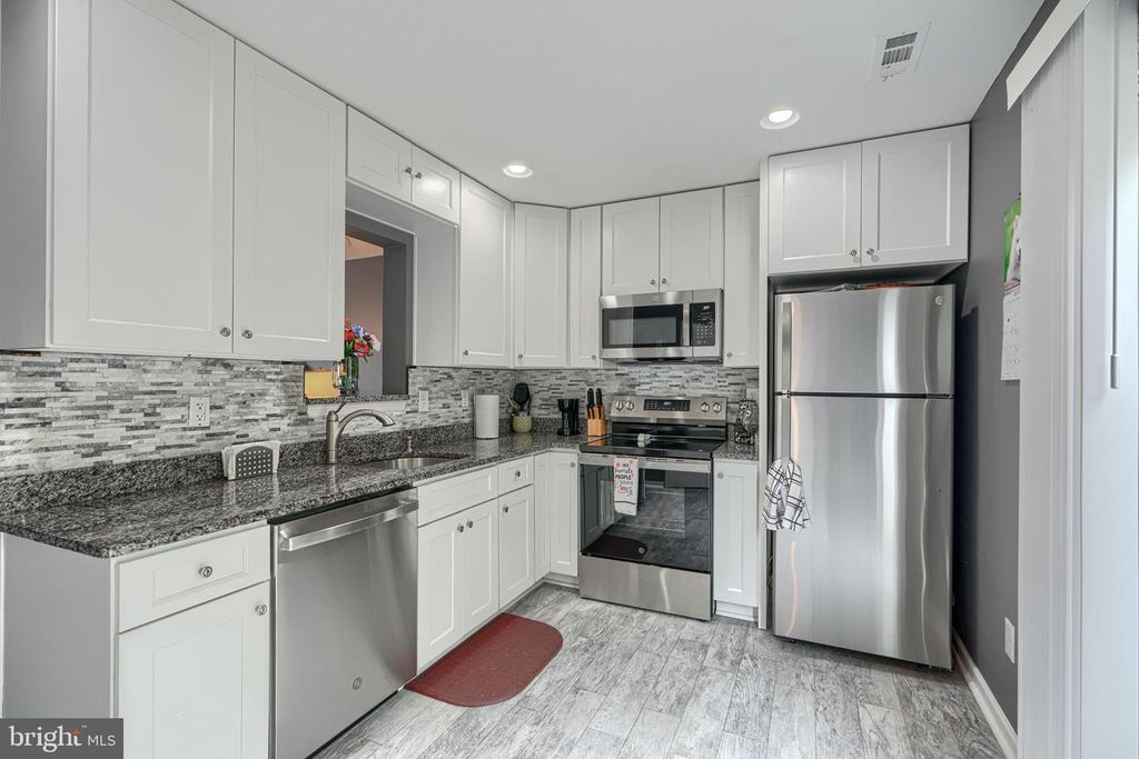 Image 11 of property listing at 13 UTE CT, Middle River, MD 21220