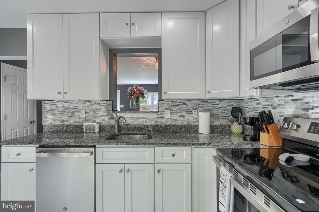 Image 12 of property listing at 13 UTE CT, Middle River, MD 21220